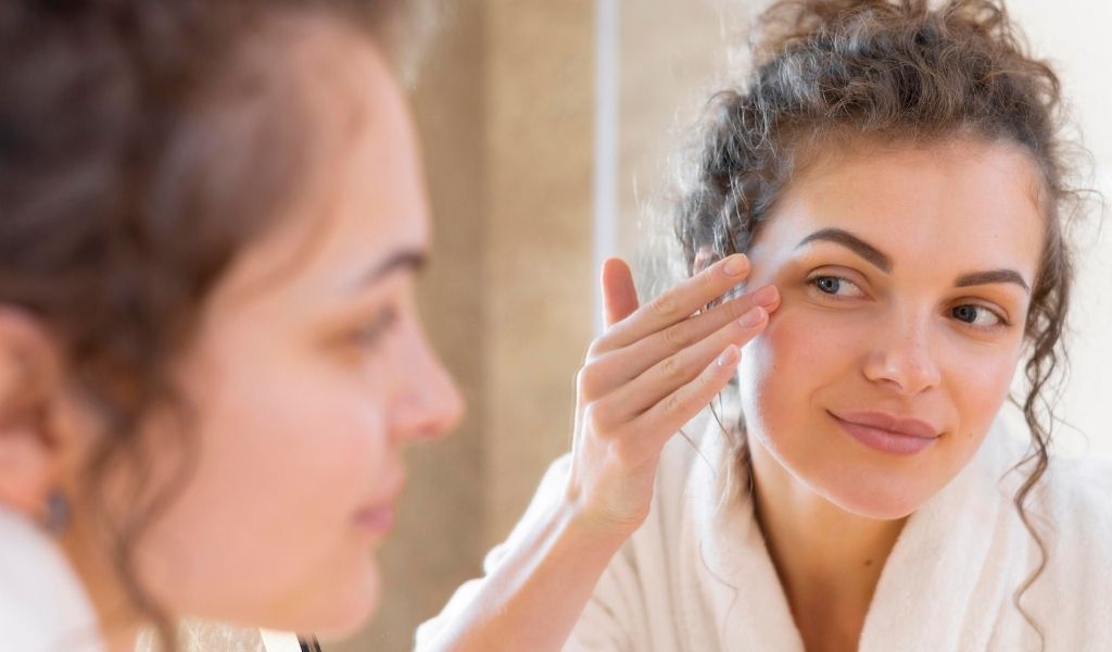 Médecine esthétique ou chirurgie : comment enlever les poches sous les yeux ?